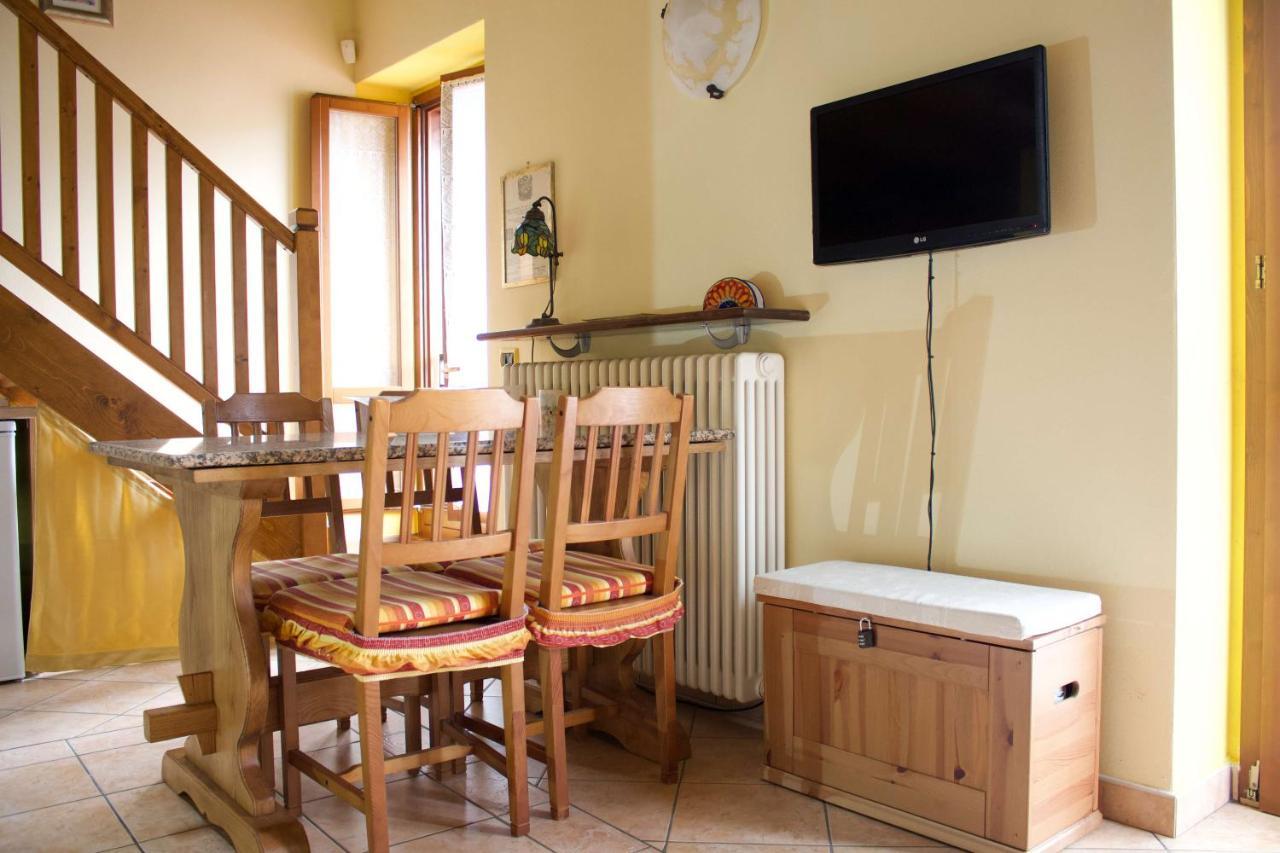 La Casa Sul Sasso In Town Serviced Accommodations 데르비오 외부 사진
