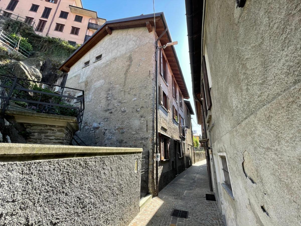 La Casa Sul Sasso In Town Serviced Accommodations 데르비오 외부 사진