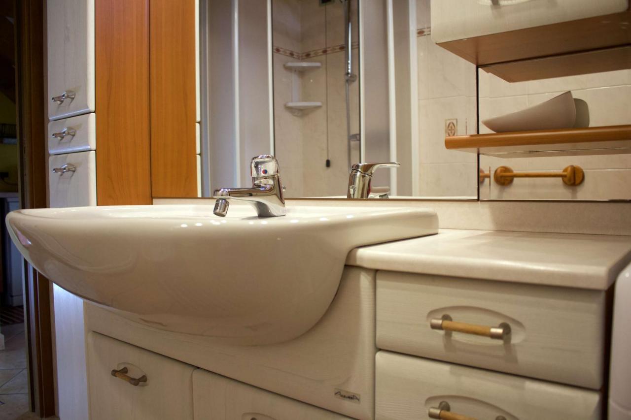 La Casa Sul Sasso In Town Serviced Accommodations 데르비오 외부 사진