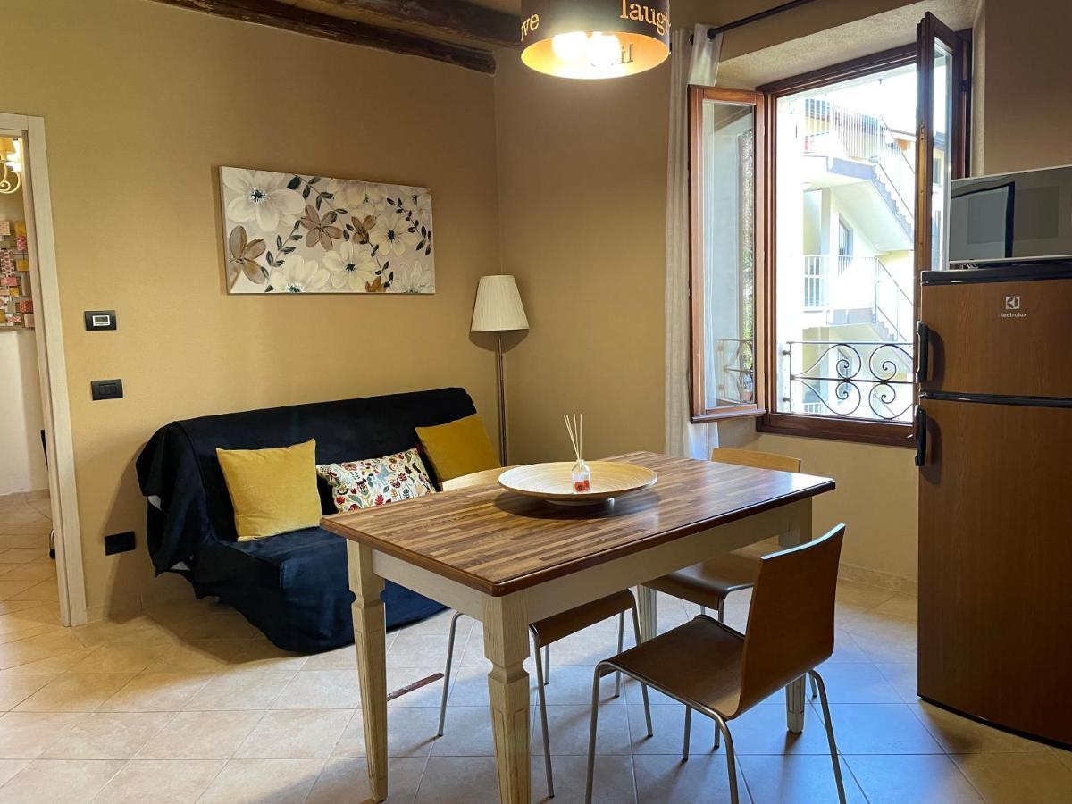La Casa Sul Sasso In Town Serviced Accommodations 데르비오 외부 사진